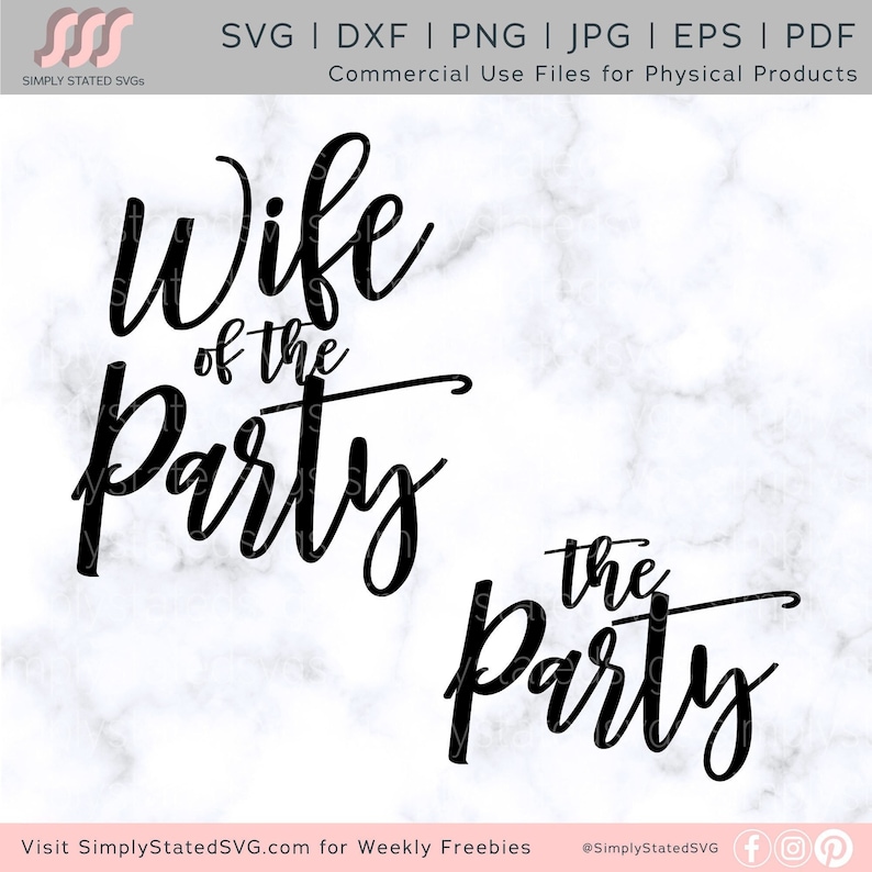 以下が含まれることがあります： スタイリッシュな筆記体フォントで「Wife of the Party」と書かれた黒色のSVGデザイン。下に「the Party」と書かれた小さなデザインがあります。デザインは白い大理石の背景に配置されています。SVG、DXF、PNG、JPG、EPS、PDFファイルが含まれています。