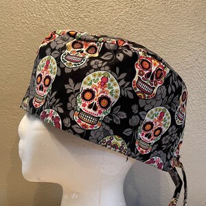 Große Sugar Skulls auf Schwarz mit grauen Blumen Scrub Cap* - OP-Haube - Hut - OP-Kappen - Hut - OP-Haube - Mützen
