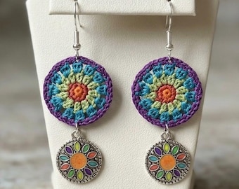 Gehäkelte, Oma Quadrat, gehäkelte Ohrringe mit mehrfarbigen Anhänger.