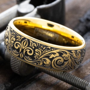 Victoriaanse Fleur de Lis geelgouden vergulde wolfraamring, 8 mm gouden trouwring, wolfraam verlovingsring voor hem en haar, op maat gegraveerd