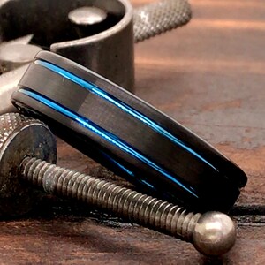 Herren Ehering - personalisierter Ring - schwarzer Wolfram Ring - blauer Ehering - schwarzer und blauer Ring - matt schwarzer Ring - 6mm Wolfram Ring