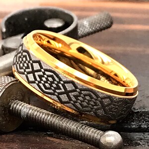 Anillo de tungsteno - Anillo de tungsteno de los hombres - Banda de boda negra - Anillo de nudo celta - Anillo de nudo irlandés - Anillo de inspiración irlandesa - Diseño de nudo celta