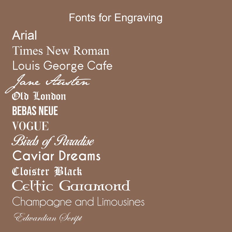 Op de afbeelding: Een bruine achtergrond toont een lijst met lettertypen voor graveren in het wit. De tekst bovenaan luidt "Fonts for Engraving". De lettertypenamen zijn onder meer Arial, Times New Roman en Jane Austen.
