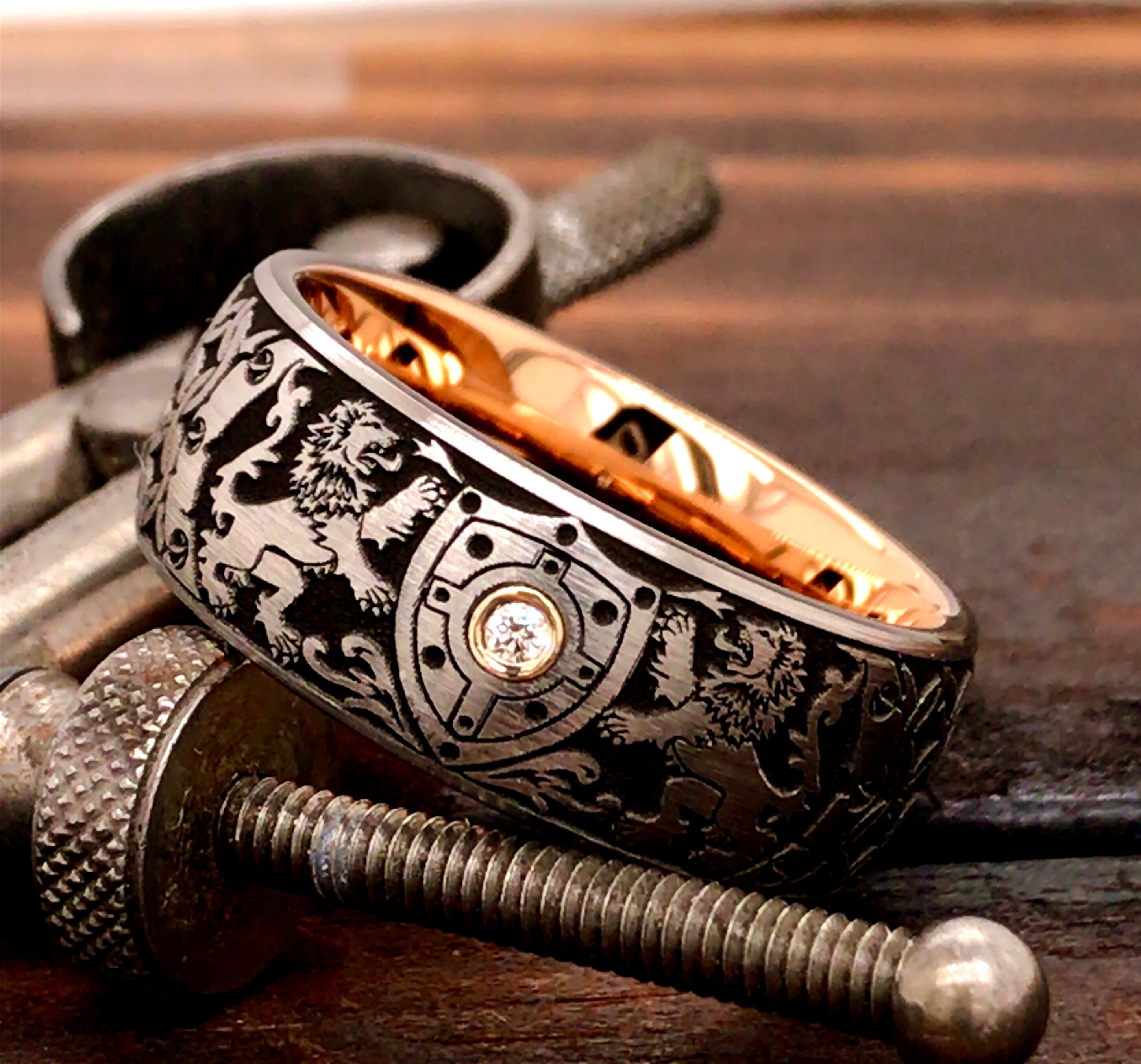 DESIGN - Set Van 2 Waterbestendige, Roestvrij Stalen Brede Ringen, Een Zegelring En Een Met Griekse Golven In Zilver