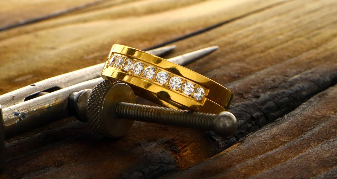 Maxart - Anello fascia oro giallo con diamanti taglio brillante