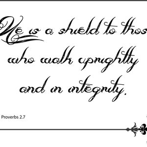 Könnte beinhalten: Schwarzweißes Bild mit einem kursiv geschriebenen Zitat: "Er ist ein Schild für diejenigen, die aufrecht und in Integrität wandeln." Das Zitat wird dem Sprichwort 2,7 zugeschrieben.