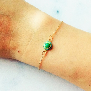 Winzige Charme Armband, kleine Türkis Armband, alltägliche Armband minimalistische Armband, kleine gold Armband, Koralle und Türkis Armband