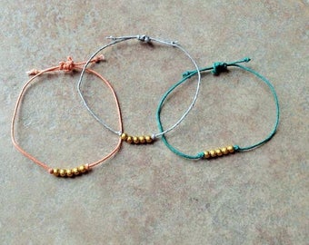 Gold bead green bracelet, layering bracelet, thin bead bracelet, modern bracelet, gold bead bracelet, minimalist bead bracelet