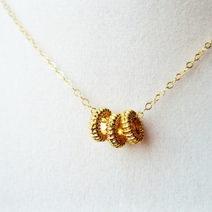 Sierlijke gouden ring ketting, karma ketting getextureerde kleine ringen ketting 3 ring gouden ketting, dagelijks ketting, minimalistische sieraden
