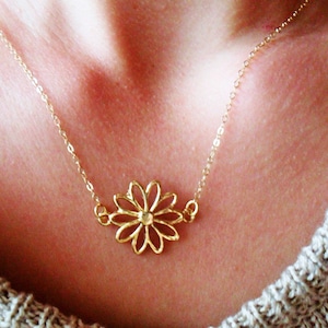 Gold dainty flower necklace, gold dainty daisy necklace, daisy necklace, dainty minimalist gold necklace, modern gold necklace, cute dainty