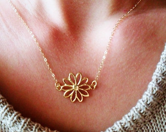 Gold dainty flower necklace, gold dainty daisy necklace, daisy necklace, dainty minimalist gold necklace, modern gold necklace, cute dainty