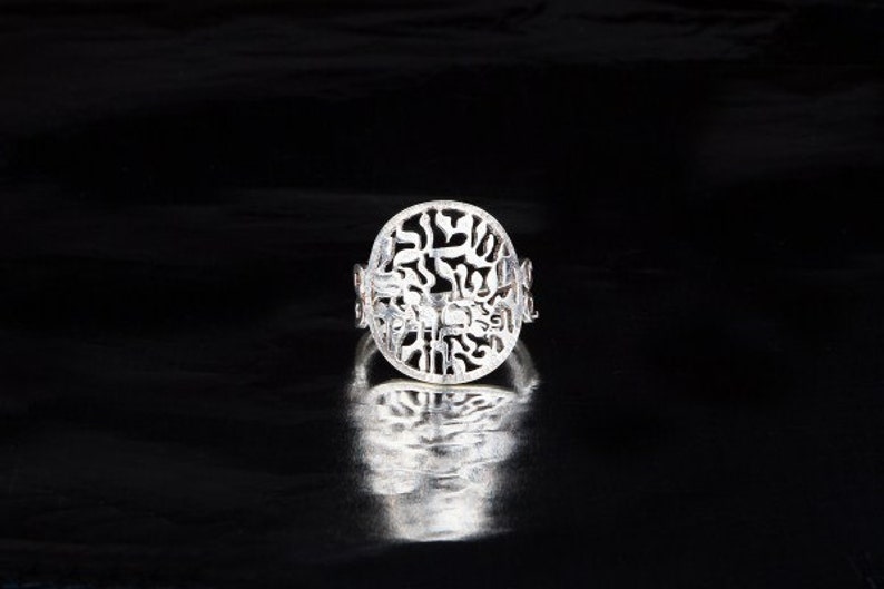 K&ouml;nnte beinhalten: Ein silberner Ring mit einem runden Design mit filigranen Ausschnitten. Das Design erinnert an einen Baum mit &Auml;sten und Bl&auml;ttern.