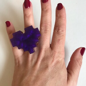 Coeur Violet grand Anneaux de résine 384- géométrique violet énorme Coeur grand anneau réglable épxi résine portable art mini sculpture