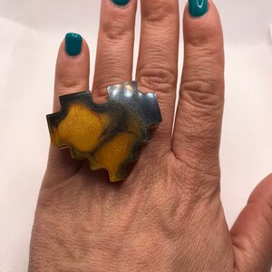 Anillo geométrico de resina con forma de corazón – Banda ajustable en negro y amarillo
