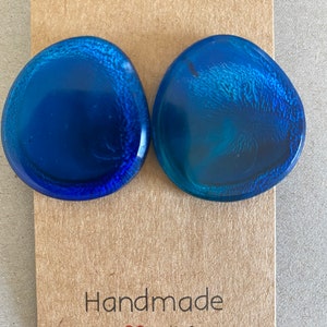 Pendientes asimétricos de resina azul: joyería artística geométrica estilo boho chic de los años 80