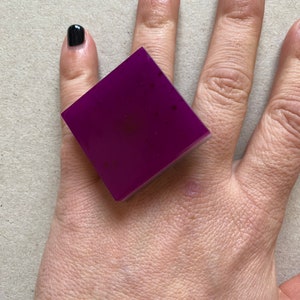 Énorme bague carrée violette Résine 577 géométrique énorme bague violette rose gris grande bague réglable époxi résine portable art mini sculpture 8m