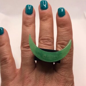 Anillo enorme de resina verde - Anillo llamativo geométrico de media luna