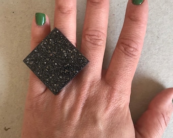 Verstellbarer schwarzer Harzring, geometrischer, quadratischer Statement-Ring