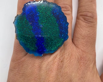 Enorme anel azul cintilante resina 590-geométrico enorme azul dourado cintilante grande anel ajustável resina epóxi wearable arte mini escultura
