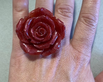 Anillo de rosa Enormes anillos de resina 539, Flor enorme geométrica, Rosas rojas, Anillo grande, Mini escultura de arte portátil de resina epoxi ajustable