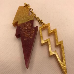 Broche de resina con forma de rayo hecho a mano – Mica dorada y roja, joyería bohemia