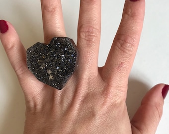 Anillos grandes de resina con forma de corazón negro 385: anillo geométrico grande con forma de corazón negro ajustable, escultura de arte portátil en miniatura de resina epoxi