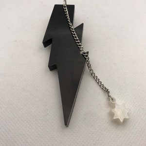 Broche de resina epoxi con forma de rayo – Broche bohemio en blanco y negro con cadena plateada