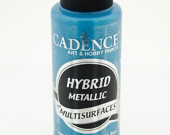 Puede incluir: Una botella azul de pintura metálica híbrida Cadence para multisuperficies. La botella tiene una tapa negra y una etiqueta plateada con el texto "Hybrid Metallic for Multisurfaces" y "HM-812 TURKUAZ".