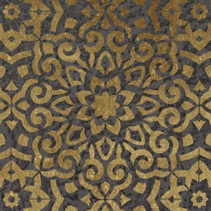 Könnte beinhalten: Nahaufnahme eines dekorativen Musters mit einem sich wiederholenden floralen und geometrischen Design. Das Muster ist goldfarben auf einem dunkelgrauen Hintergrund. Das Design hat ein strukturiertes Aussehen mit einer Vintage- oder Antik-Ästhetik.