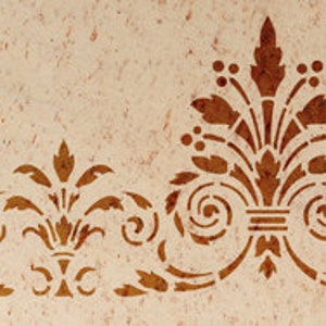 Peut inclure: Un pochoir décoratif brun avec un motif répétitif de feuilles stylisées et de volutes. Le pochoir est conçu pour être utilisé avec de la peinture ou d'autres supports décoratifs.