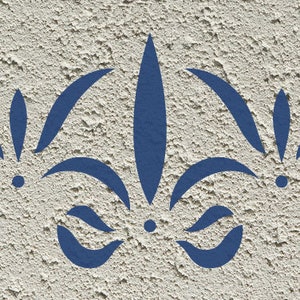 Könnte beinhalten: Ein sich wiederholendes Muster aus dunkelblauen, stilisierten floralen Designs auf einer strukturierten, cremefarbenen Oberfläche. Das Design umfasst Fleur-de-Lis und geschwungene Elemente, die eine dekorative Bordüre bilden.