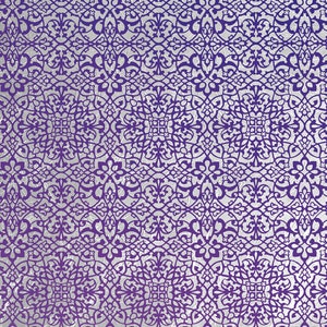 Könnte beinhalten: Ein sich wiederholendes Muster mit einem silbernen Hintergrund und einem detaillierten, verzierten Design in tiefem Lila. Das symmetrische Muster weist florale und geometrische Elemente auf, die ein komplexes, strukturiertes Aussehen erzeugen. Das Design erinnert an traditionelle Textilmuster.
