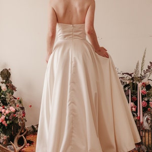 PIPER HOCHZEITSKLEID. Schlichtes Brautkleid, hoch-niedriges Brautkleid, Brautkleid mit Taschen Bild 7