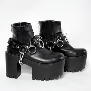 RINGS SHOE HARNESS: Leather shoe harness, shoe boot strap, leg shoe harness belt with rings and chain