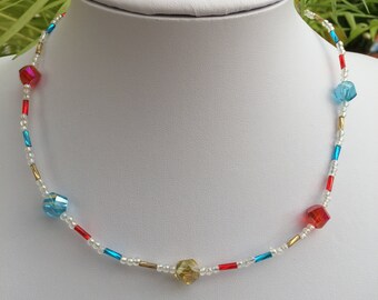 Mano hecha a mano collar de perlas rojo, azul y amarillo.