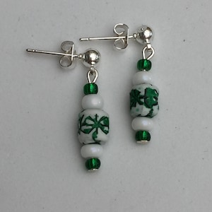 Hand Crafted orecchini perline verde e bianchi.