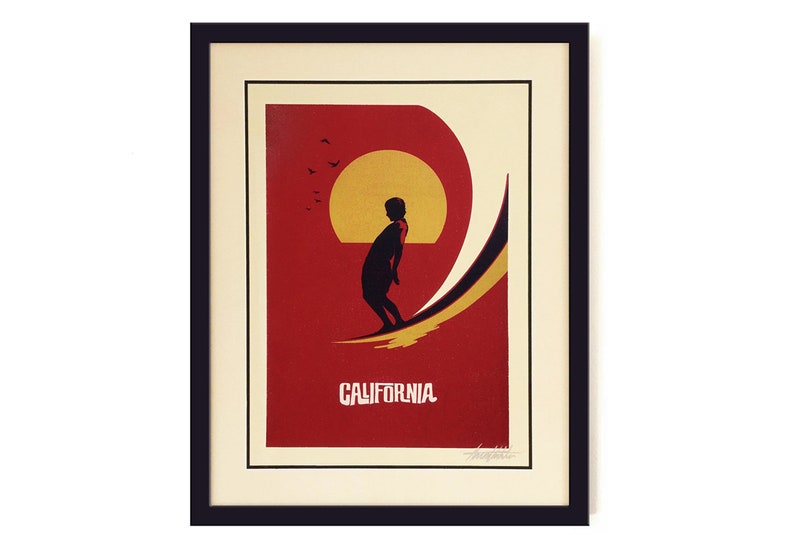 Pu&ograve; includere: Un poster rosso e giallo con la silhouette di un surfista che cavalca un'onda. Il sole tramonta sullo sfondo. Il testo "CALIFORNIA" &egrave; stampato in bianco nella parte inferiore del poster.