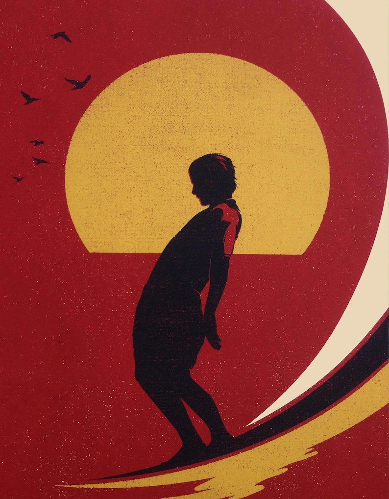 Pu&ograve; includere: Silhouette di una persona che fa surf contro un tramonto rosso e giallo. La persona &egrave; rivolta a sinistra e si trova nel mezzo di un'onda. Il sole sta tramontando sullo sfondo e ci sono uccelli che volano nel cielo.