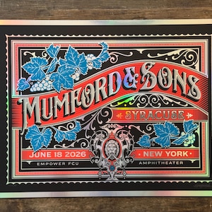Könnte beinhalten: Ein rechteckiges Konzertplakat mit holografischem Rand auf schwarzem Hintergrund. Der Text lautet Mumford & Sons, Syracuse, 18. Juni 2026, New York und Empower FCU Amphitheater. Es enthält blaue Weinblatt-Illustrationen und ein zentrales Löwenemblem.
