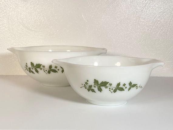 Pair of JAJ English Pyrex Green Hawthorn Mixing Bowls