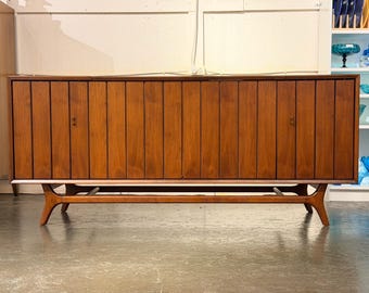 Mid Century Modern Walnut Zenith Console MN2670, Circa 1966 - *Please contact us regarding shipping before you buy.