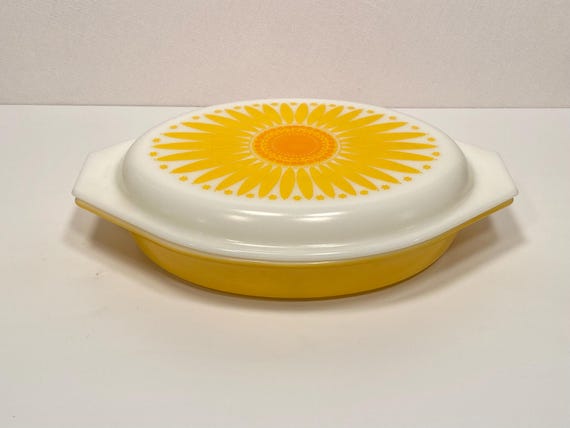 Pyrex Daisy 945 Casserole & Lid