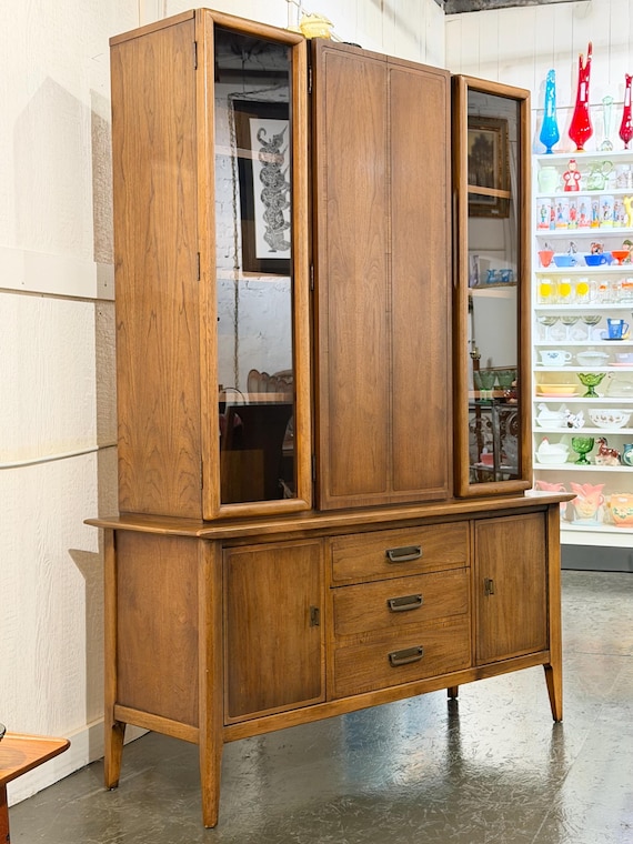 Lane Cameo Breakfront Hutch 262-66, Circa 1962 - *Please ask for a shipping quote before you buy.