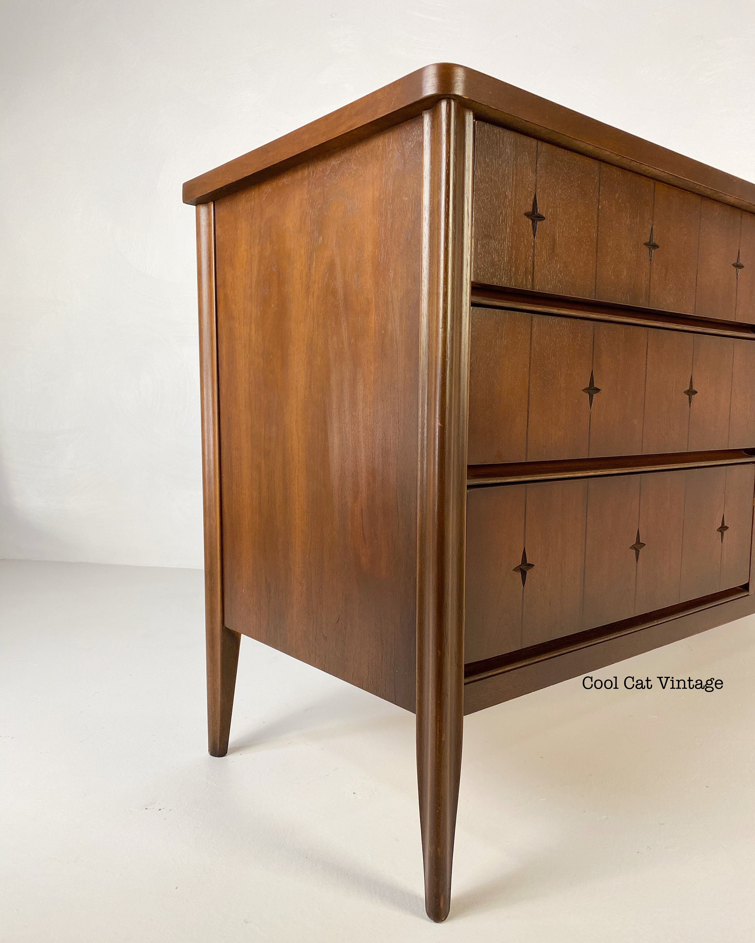 broyhill vintage mid century modern saga 5 drawer walnut dresser Vintage Mid Century Modern 5 Drawer Walnut Wood Dresser by Broyhill wi Big Whale Consignment