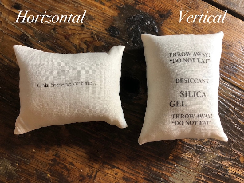 Puede incluir: Dos bolsas de tela blancas, una horizontal y otra vertical. La bolsa horizontal tiene el texto "Until the end of time..." impreso en ella. La bolsa vertical tiene el texto "THROW AWAY! "DO NOT EAT" DESICCANT SILICA GEL THROW AWAY! "DO NOT EAT" impreso en ella.