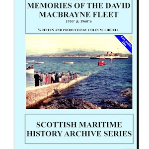 Puede incluir: Una carátula de DVD para un documental titulado "Memories of the David MacBrayne Fleet 1950's & 1960's". La carátula presenta una foto en blanco y negro de un grupo de personas de pie en un muelle con vistas a una masa de agua. Un gran barco está en la distancia. La carátula también incluye el texto "Scottish Maritime History Archive Series" y "Rare Archive Film".