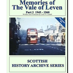 Puede incluir: Una carátula de DVD para un documental titulado "Memories of The Vale of Leven, Part 2 1945-1960." La carátula presenta una foto en blanco y negro de una escena de calle con un autobús de dos pisos y un coche. El texto "Rare Archive Film" está en un cuadro blanco con un borde negro en la esquina superior derecha. El texto "SCOTTISH HISTORY ARCHIVE SERIES" está en un cuadro azul con un borde blanco en la parte inferior de la carátula.