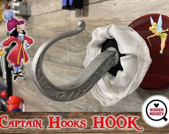 Peter Pan's Captain Hook's haakhanger (met Hidden Mickeys)