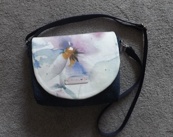 Upcycled Denim Floral Crossbody Bag: Kleine umweltfreundliche Geldbörse