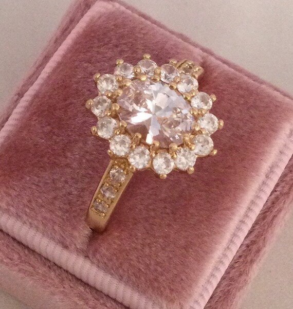 Vintage Jewellery Yellow Gold Ring with White Sapphires 